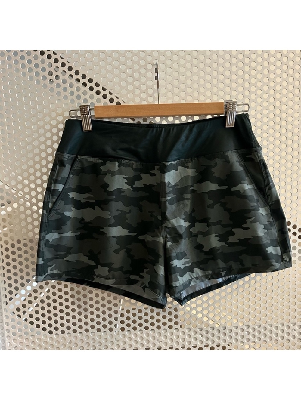 Kyodan Athletic Shorts Size Medium in Green Camo Print 3” Inseam GUC